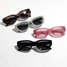 Load image into Gallery viewer, Retro Look Cat Eye Sunglasses UV400
